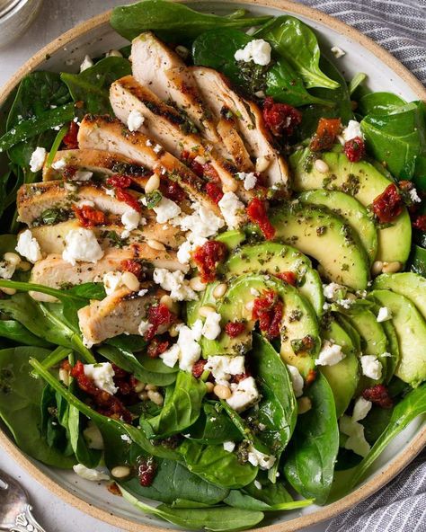 Healthy Recipes on Instagram: “GRILLED CHICKEN SUN DRIED TOMATO & AVOCADO SPINACH SALAD By: @cookingclassy 🍅@cookingclassy . This is such a flavorful and satisfying…” Avocado Spinach Salad, Sundried Tomato Chicken, Salad With Chicken, Avocado Tomato, Cooking Classy, Chicken Avocado, Idee Pasto Sano, Spinach Stuffed Chicken, Spinach Salad