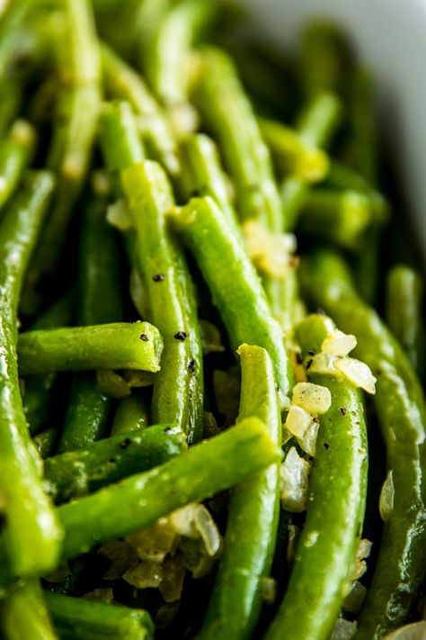 Wondering how to cook fresh green beans so they actually taste nice? Try these tips and tricks for the perfect side dish! Garden Green Bean Recipes, Cook Fresh Green Beans, Fresh Green Bean Recipes, Seasoned Green Beans, Green Beans Side, Growing Green Beans, Cooking Fresh Green Beans, How To Cook Greens, French Green Beans