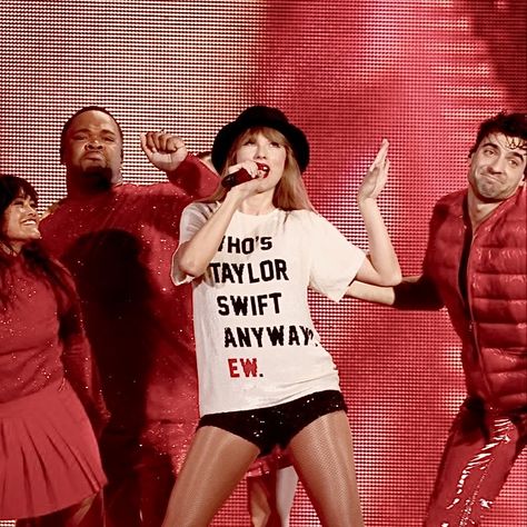 Taylor Swift Iconic Outfits Red Era, Red Outfits Taylor Swift Eras Tour, Taylor Swift Costume Ideas Red, Taylor Swift Red Shirt, Taylor Swift Tour Outfits Red, Taylor Swift Wearing Red, Taylor Swift Eras Tour Outfits Red, Taylor Swift Red Eras Tour, Taylor Swift Red Outfits