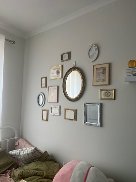 Coquette Gallery Wall, French Aesthetic Bedroom, French Room Aesthetic, Aesthetic Picture Frame, French Bedroom Aesthetic, Vintage Aesthetic Bedroom, Bedroom Picture Frames, Girly Wall Decor, House Bedroom Ideas