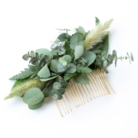 DIY greenery comb for your hair or your bridesmaids! - DIY HAIR COMB - Who wouldn’t wear flowers in their hair?! It just adds an extra dose of whimsical romance to your wedding day look. And they are super simple to make, too! Hair Comb Flowers Wedding, Eucalyptus Hair Crown, Flower Combs Wedding Hair, Diy Hair Comb Wedding, Diy Floral Hair Clip, Eucalyptus Hair Comb, How To Make Flower Hair Comb, Diy Flower Comb, Diy Floral Hair Comb