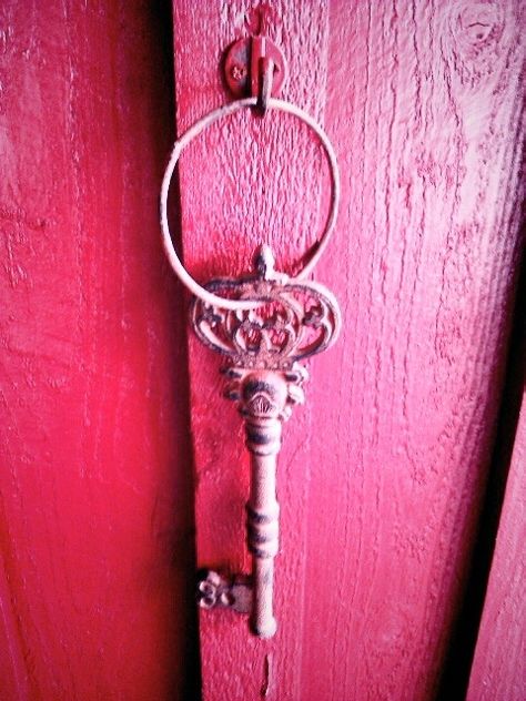 Tout Rose, Old Key, Old Keys, I Believe In Pink, Pink Door, Pastel Decor, Antique Keys, Key To My Heart, Vintage Keys