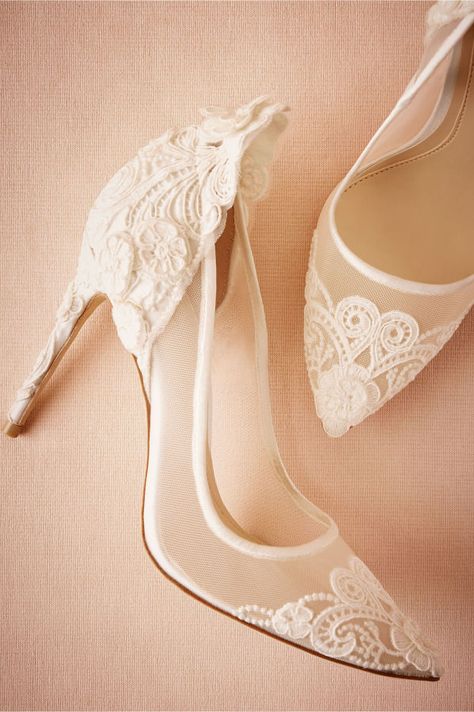 Vince Camuto Victoria pumps: http://www.stylemepretty.com/2017/05/22/bridal-white-wedding-shoes/ Hak Tinggi, Ivory Pumps, Glitter High Heels, Wedding Shoes Comfortable, White Wedding Shoes, Bridal Heels, Shoe Inspiration, Wedding Heels, Bride Shoes