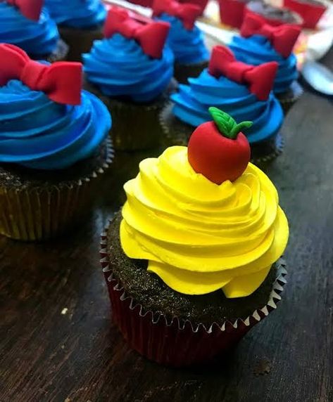 Snow White Cupcakes, Descendants Party Ideas Birthdays, White Party Theme, Snow White Cake, Snow White Birthday Party, Disney Princess Birthday Party, Snow White Birthday, Snow White Party, Disney Princess Birthday