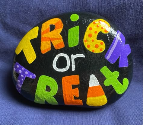 Halloween Kindness Rocks, Painting Rocks Halloween, Halloween Painted Rocks Ideas Easy, Fall Painted Rocks Ideas, Fall Rock Painting Ideas Easy, Halloween Rock Painting Ideas Easy, Halloween Painted Rocks Ideas, Halloween Rocks Painted Ideas, Pumpkin Rock Painting