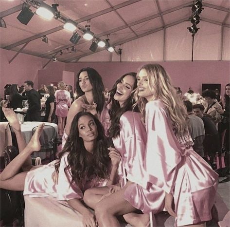 Chanel Victoria Secret, Victoria’s Secret Runway, Friends Luxury Lifestyle, Victoria Secret Backstage, Victoria Secret Aesthetic, Models 90s Supermodels, Runway Model Aesthetic, Dior Quotes, Perfume Victoria Secret