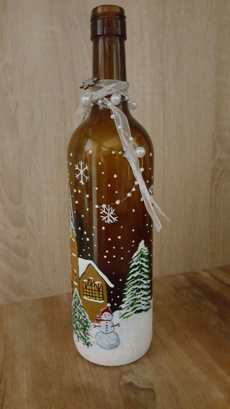 Brown Bottle Art, Christmas Wine Bottles Diy, Wine Bottle Crafts Christmas, Wine Bottle Project, Brown Glass Bottles, Painted Glass Bottles, Hand Painted Wine Bottles, Painted Bottles, Hand Painted Bottles