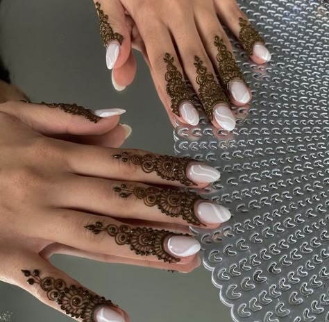 Fingers Henna Design, Henna Design Fingers, Elegant Henna Designs Simple, Henna On Fingers, Mehndi Finger Designs, Henna Designs Fingers, Henna Tattoos Simple, Elegant Henna Designs, Tree Henna