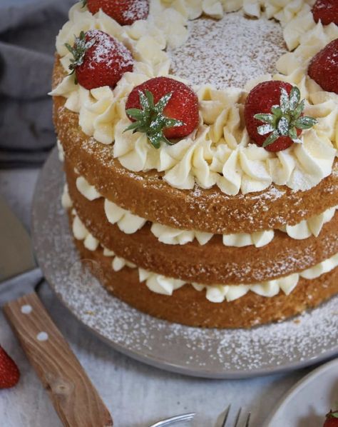 Moist Victoria Sponge Cake Recipe, Decorated Victoria Sponge Cake, Victorian Sponge Cake Recipe, Victorian Sponge Cake, Sponge Birthday Cake, Chocolate Valentine, Janes Patisserie, Strawberry Birthday Cake, Victoria Sponge Cake