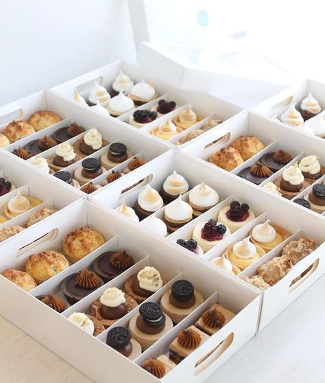 Variety Dessert Boxes, Box Dulces Ideas, Pastry Box Ideas, Box Dulces, Box Dulce, Bake Sale Packaging, Chocolate Covered Strawberries Bouquet, Mini Pastries, Catering Desserts