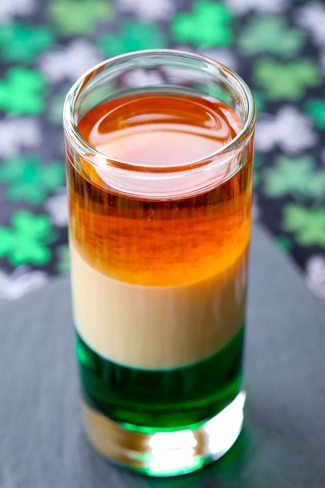 This Irish Flag Shot tastes as good as it looks!! #shotrecipe #cocktailrecipe #stpatricksday Irish Shots, Cocktail Vodka, Breakfast Shot, Irish Cocktails, Sant Patrick, St Patricks Day Drinks, Irish Drinks, Layered Drinks, St Patricks Day Food