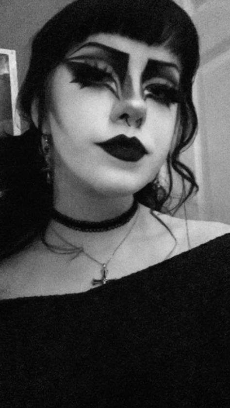 🗝️🖤 Causal Goth Makeup, Goth Trad Makeup, Goth Makeup For Work, Tras Goth Makeup, Trad Goth Makeup Ideas, Trad Goth Makeup Looks, Trad Goth Makeup Template, Trad Goth Eye Makeup, Trad Goth Makeup 80s