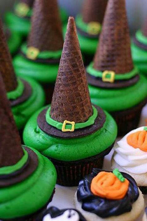 These witch hat cupcakes are super cute & easy to make! Witch Hat Cupcakes, Hat Cupcakes, Halloween Fruit, Halloween Goodies, Halloween Desserts, Halloween Food For Party, Halloween Cupcakes, Halloween Recipes, Fete Halloween