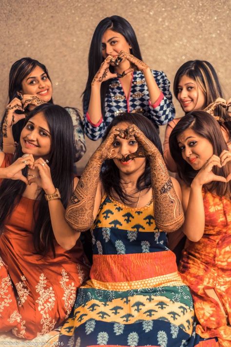 Mehandi Photo, Mehendi Photoshoot, Haldi Photoshoot, Mehendi Photography, Group Picture Poses, Bride Friend, Bridesmaid Photoshoot, Indian Wedding Poses, Bride Photos Poses