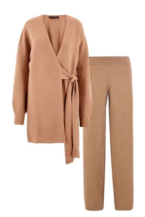 Inspiration for what to wear on Christmas Day, from present-opening to lunch and lounging Cashmere Loungewear Set, Lounge Wear Stylish, Cashmere Loungewear, 25 December, Stile Hijab, Backless Loafers, Mode Kimono, Christmas Day Outfit, Loungewear Outfits