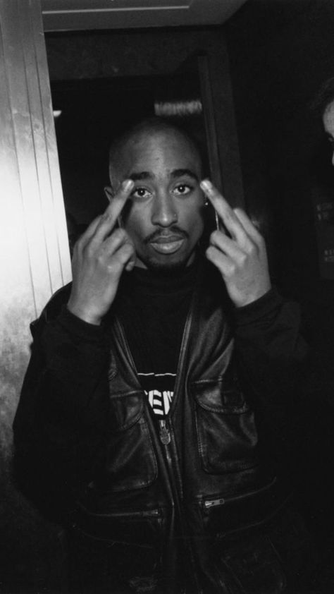 Tupac Photos, 90s Rappers Aesthetic, Tupac Wallpaper, 90s Rappers, Rapper Wallpaper Iphone, Tupac Pictures, Foto Top, Hip Hop Poster, 90s Hip Hop Fashion