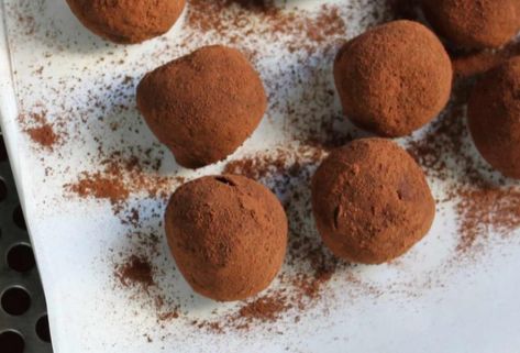 Irish Whiskey Truffles - Good Food Ireland Whiskey Truffles, Irish Dessert Recipes, Kahlua And Cream, Kahlua Recipes, Whiskey Chocolate, Irish Desserts, Ireland Food, Truffle Recipe Chocolate, Truffle Recipe