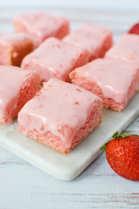 Strawberry Cake Mix Brownies Recipe Cake Mix Brownies Recipe, Strawberry Cake Mix Recipes, Frozen Strawberry Desserts, Cake Mix Brownies, Strawberry Brownies, Strawberry Cake Mix, Strawberry Flavor, Thanksgiving Food Desserts, Desserts For A Crowd