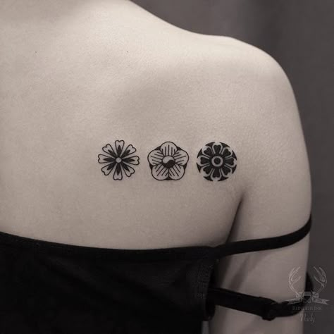 Korea Tattoo, Traditional Tattoo Flowers, Korean Tattoos, Tattoos For Women Flowers, Tattoo Instagram, Asian Tattoos, Most Popular Tattoos, Traditional Pattern, Aesthetic Tattoo