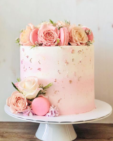 Peach Colored Cake Ideas, Pink Macaroon Cake, Macaroons On Cake, Cake Designs With Cupcakes, Girly Cakes Birthday, Pink Floral Cake Birthday, Pink Cake With Flowers, Cake With Flowers On Top, Pink Baptism Cake