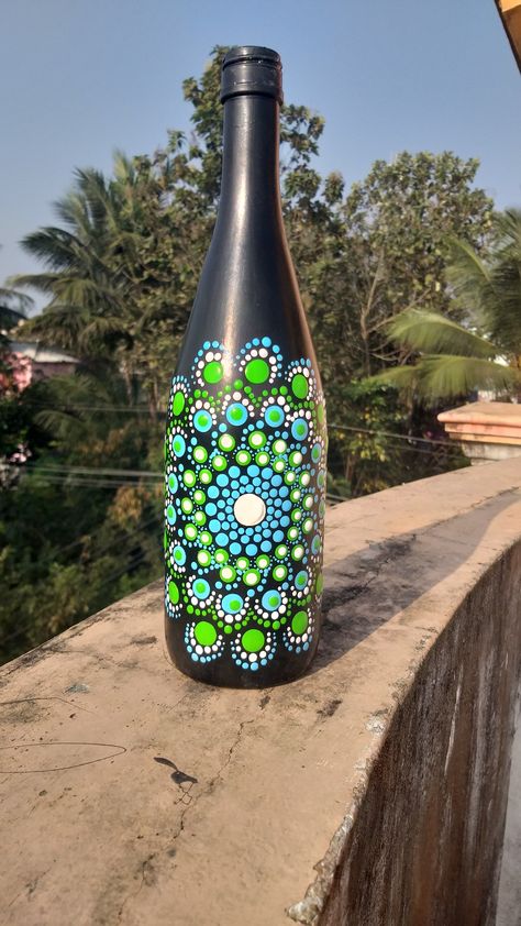 Glass Bottles Mandala Art, Mandala On Wine Bottle, Dot Mandala Art On Bottle, Mandala On Bottle, Mandala Art On Bottle, Sand Art Designs, Mandela Ideas, Bottle Mandala, Simple Bottle Art