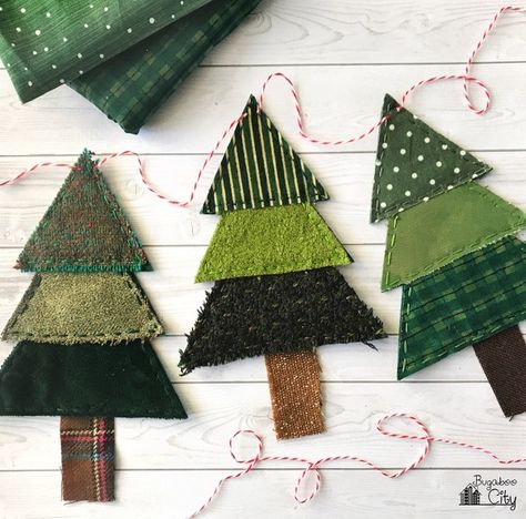 26 Free Holiday Projects! - Jacquelynne Steves Christmas Tree Banner, Christmas Sewing Projects, Scrap Fabric Crafts, Fabric Christmas Trees, Christmas Ornament Pattern, Fabric Christmas Ornaments, Christmas Banners, Christmas Sewing, Diy Christmas Tree