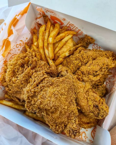 Popeyes Aesthetic, Popeyes Food, Soul Food Dinner, Food Babe, Food Therapy, Yummy Comfort Food, Food Drinks Dessert, Fair Food Recipes, Food Recepie