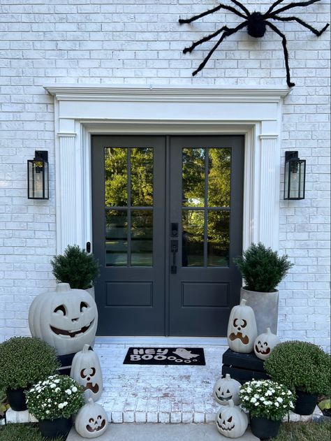 White Pumpkin Outdoor Decor, Entry Door Halloween Decor, White Pumpkin Decor Front Porches, Halloween Front Porch Decor Modern, Front Door Decor Halloween, Modern Fall Front Door Decor, Minimalist Halloween Decor Front Porch, Halloween Fall Front Porch, Fall Porch Decorating Ideas Front Doors