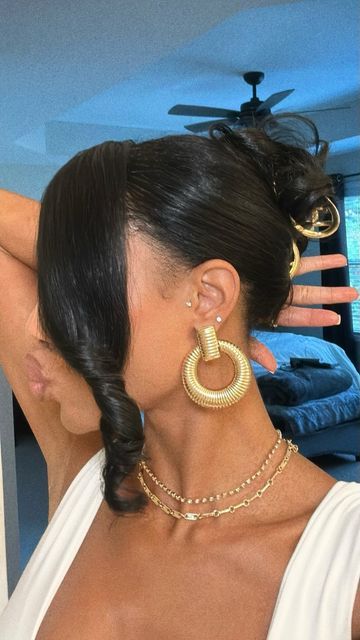 TEE on Instagram: "feeling like my best self when I throw a golden claw clip in my hair 💅🏽. I think the 3rd one is my favorite. What about you? I’ve added these claw clips to my amazon storefront if you need them. 😘 #naturalhairstyles #clawcliphairstyle #amazonhairaccessories #amazonclawclips" Up Do Claw Clip, Claw Clip Formal Hair, Black Claw Clip Hairstyles, Black Outfit Gold Accessories, 4c Braids Natural Hair, Side Part Claw Clip Hairstyles, Baddie Claw Clip Hairstyles, Claw Clip Wig Hairstyles, Hair Clips In Hair