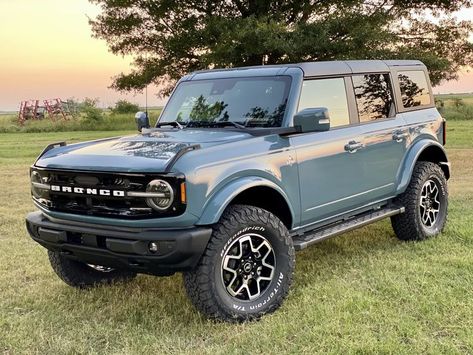 Azure Grey Bronco, Ford Bronco 2023 Outer Banks, Blue Bronco Ford 2022, Blue Ford Bronco Aesthetic, Bronco Light Blue, Blue Bronco Aesthetic, Bronco Ford 2023, Outer Banks Bronco, Bronco Ford 2022