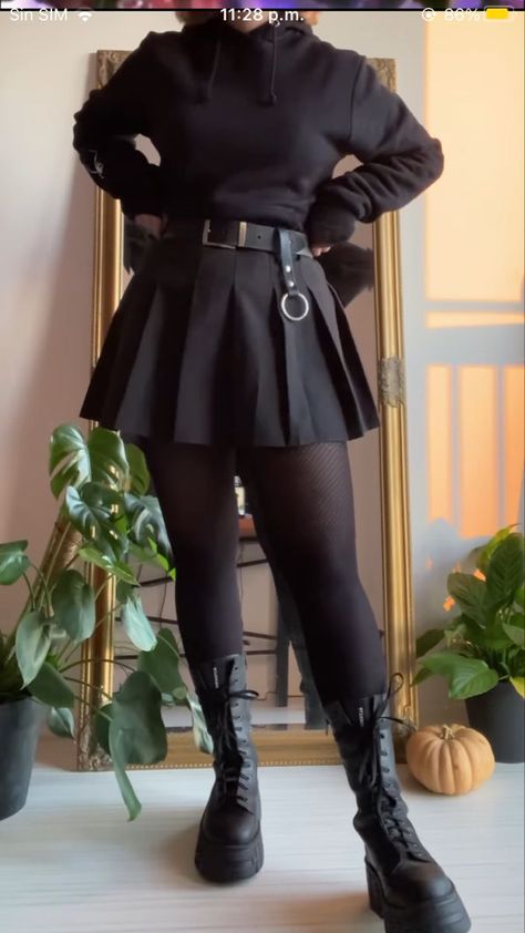 Hans Zimmer Concert Outfit, Egirl Aesthetic Outfits For School Plus Size, Alt Outfit Plus Size, Gothic Plus Size Fashion, Goth Thanksgiving Outfit, Black Outfits Edgy Grunge, Long Skirt Goth Outfit, Alt Party Outfit, Alt Fashion Plus Size