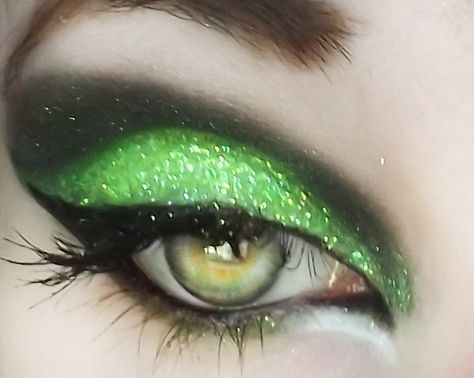 I really need a job solely so I can buy good makeup again. I miss decorating my eyes like this.. Extreme Make-up, Fantasy Make-up, Make Up Diy, Maquillage Yeux Cut Crease, Drag Make-up, Witch Makeup, Windows To The Soul, Halloween Make Up, Green With Envy