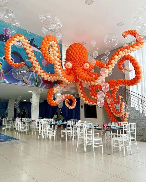 Party & Event Inspiration by Annie Harutoonian on Instagram: "This balloon Octopus is EPIC 🐙🧡 by @estacaodobalao #theeventcollectivex" Underwater Party Ideas, Under The Sea Theme Party Decorations, Octopus Party Ideas, Octopus Theme Party, Beach Theme Balloon Arch, Baloons Idea, Octopus Birthday Party Ideas, Under The Sea Balloons, Octopus Decoration Party