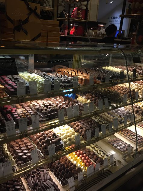 Different types of sweets, desserts and chocolates in Harrods, London #chocolate #sweet #dessert #London #harrods Types Of Sweets, London Chocolate, London Harrods, Oleh Oleh, Harrods London, Chocolate Dessert, Sweets Desserts, Chocolate Desserts, Days Out