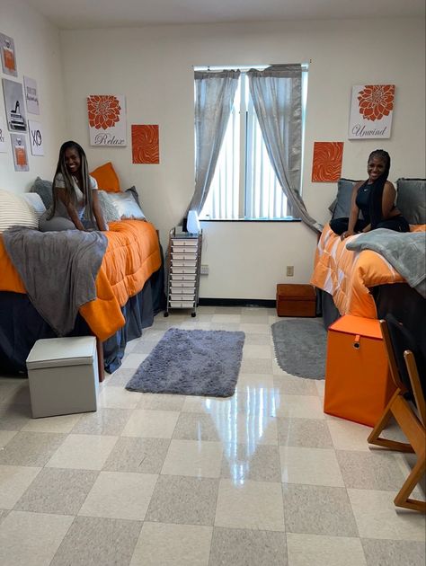 Hbcu Dorm Ideas, Hbcu Dorm, Red Dorm, Room Decor Luxury, Dorm Decor Ideas, Luxury Dorm Room, Dorm Room Themes, Dorm Room Colors, Dorm Room Decor Ideas