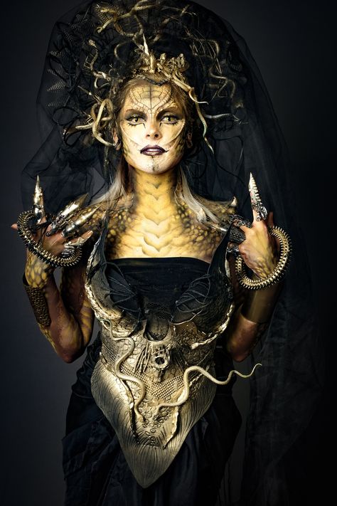 Snake Queen Costume, The Serpent Queen Costumes, Madusa Costume, Dragon Queen Makeup, Cosplay Medusa, Scales Makeup Dragon, Halloween Medusa, Snake Makeup, Medusa Cosplay