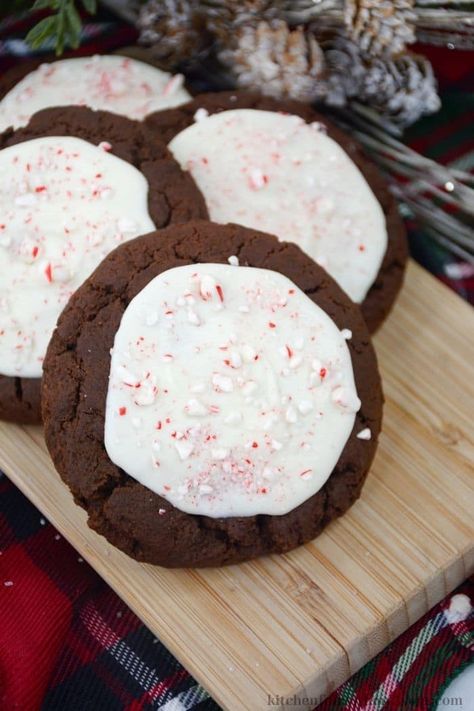 Check out these Peppermint Bark Crumble Cookies. Chewy chocolate cookies, topped with melted white chocolate and candy canes. Too tasty not to make at home. Peppermint Bark Cookies, Peppermint Bark Cookie, Peppermint Cupcakes, Crumble Cookie Recipe, Cookies Chewy, Melted White Chocolate, Crumble Cookies, Chocolate Peppermint Cookies, Chewy Chocolate Cookies