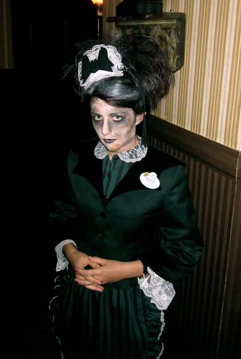 Haunted Mansion Maid Me - Not-So-Scary Halloween Party, Fall 2011 Diy Haunted Mansion, Haunted Mansion Maid, Haunted Mansion Costume, Halloween Wedding Dresses, Maid Halloween, Halloween Attractions, Haunted Mansion Halloween, Haunted Mansion Disneyland, Hollywood Costume