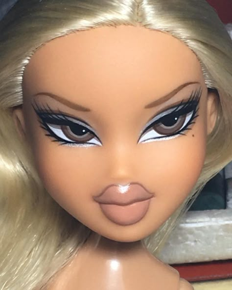 Lolliword✨ (@lwrepaints) • Instagram photos and videos Bratz Eyelashes, Bratz Doll Makeup Look, Bratz Doll Face, Bratz Face, Blonde Bratz Doll, Bratz Inspired Makeup, Blonde Bratz, Bratz Clothes, Bratz Doll Makeup