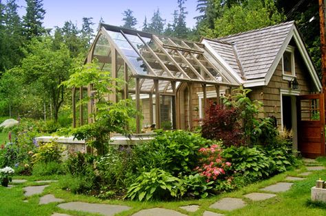 #tiny house / petite #maison Beautiful Greenhouse, Greenhouse Shed, Backyard Greenhouse, Small Greenhouse, Greenhouse Plans, Potting Sheds, Diy Greenhouse, Garden Greenhouse, Greenhouse Gardening