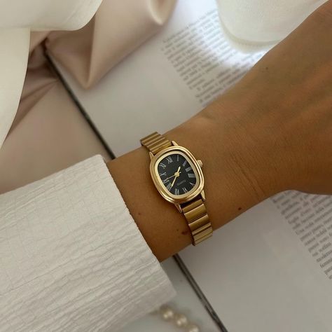 Small Golden Watch Women, Small Wrist Watch Women, Gold Oval Watches For Gift, Gold Oval Watches As Gifts, Oval Gold Watches For Gifts, Gold Women’s Watch, Hand Watch Aesthetic, Vintage Women Watch, Watch Outfits Women