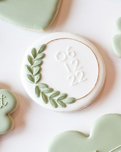 Wedding Cookie Decorating Ideas, Wedding Day Cookies Decorated, Wedding Icing Cookies, Easy Wedding Cookies Royal Icing, Bridal Party Cookies Decorated, Elegant Wedding Cookies Decorated, Wedding Cookies Simple, Cookie Decorating Wedding, Eucalyptus Cookies