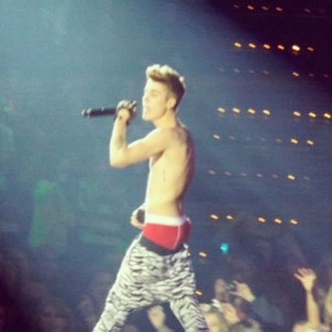 Justin Bieber Pants, Justin Bieber Purpose Tour Outfits, Justin Bieber Sagging Pants, Pattie Mallette, Justin Bieber Concerts, Justin Bieber Purpose Era, Zebra Pants, Justin Bieber Funny, Zebra Pant