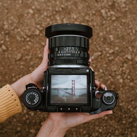 Couple 35mm, Pov Photography, 35mm Portrait, Pentax 6x7, Wallpaper 90s, Paris Quotes, Pentax 67, Photography Timeline, Photography Cameras