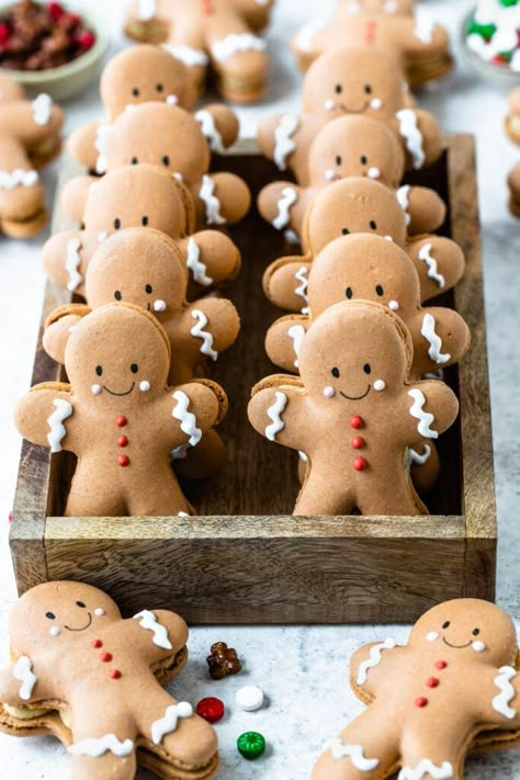 Cercei Din Lut Polimeric, Christmas Macarons, Macaroon Recipes, Gingerbread Recipe, Christmas Sweets, French Macarons, Christmas Cakes, Halloween Snacks, Gingerbread Men