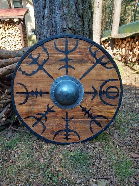 Diy Viking Sheild, Viking Sheild Designs, Viking Shield Diy, Viking Tools, Viking Shields, Viking Tent, Vikings Halloween, Viking Camp, Viking Warrior Tattoos