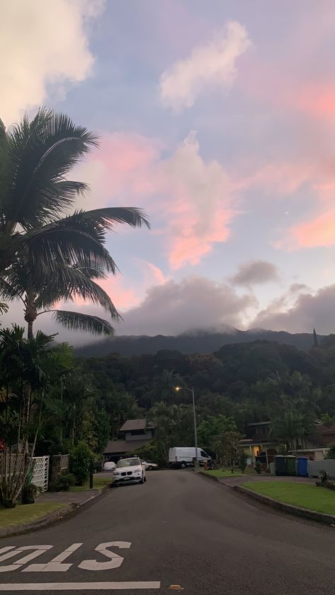 sunset in a neighborhood with the rainforest and jungle in the background in oahu hawaii tropical Dawn Aesthetic, Hawaii Aesthetic, Clouds Aesthetic, Sun Clouds, Golden Life, Hawaii Oahu, Sunset Clouds, In The Jungle, Oahu Hawaii