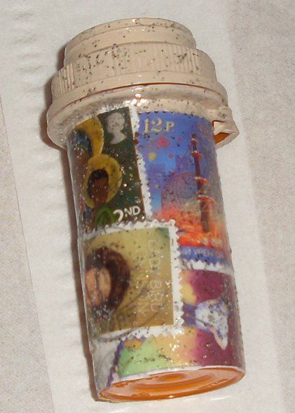 Decorate a pill bottle swap Med Bottle Crafts, Pill Bottle Decorations, Upcycled Pill Bottles, Pill Art Ideas, Cute Pill Bottle, Painted Pill Bottles, Upcycle Pill Bottles, Decorated Pill Bottles, Diy Pill Bottle Crafts