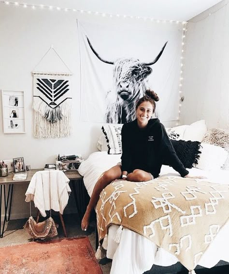 ✰P I N T E R E S T : @annaxlovee✰ Cow Room, Western Room Ideas, College Bedroom Decor, Western Bedrooms, Cowgirl Room, Boho Dorm Room, Western Bedroom Decor, Western Rooms, College Bedroom