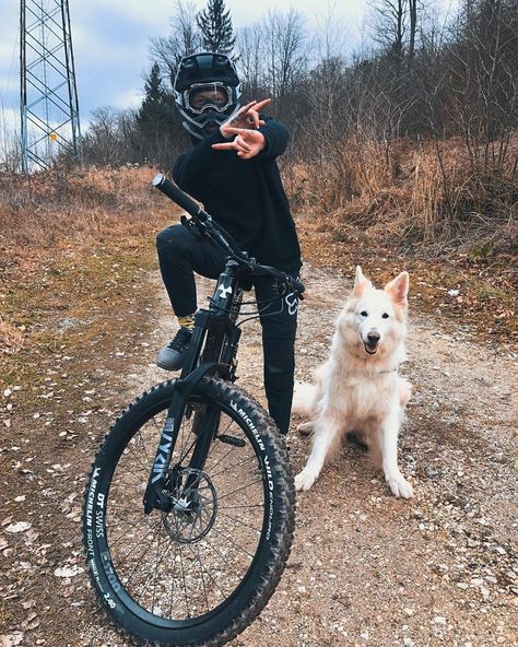 Mountain Bike Outfit Woman, Mtb Aesthetic, Mtb Outfit, Biking Aesthetic, Freeride Mtb, Best Mtb, Mountain Biking Photography, Mtb Women, Mtb Girl